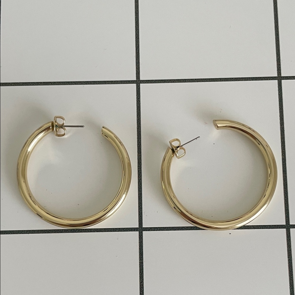 Chic Gold Hoop Earrings